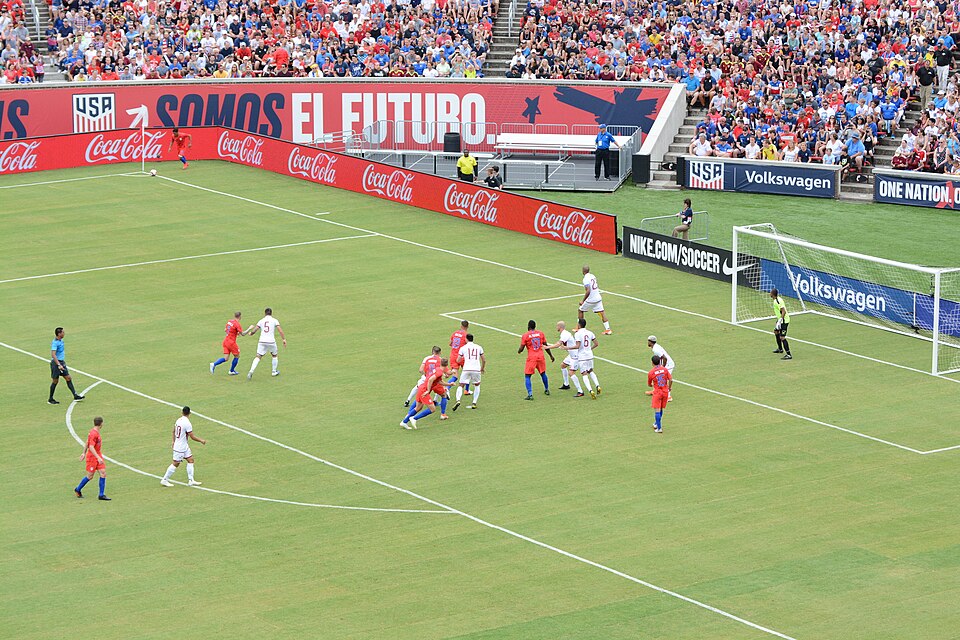 Jugador a punto de lanzar un saque de esquina en un estadio argentino