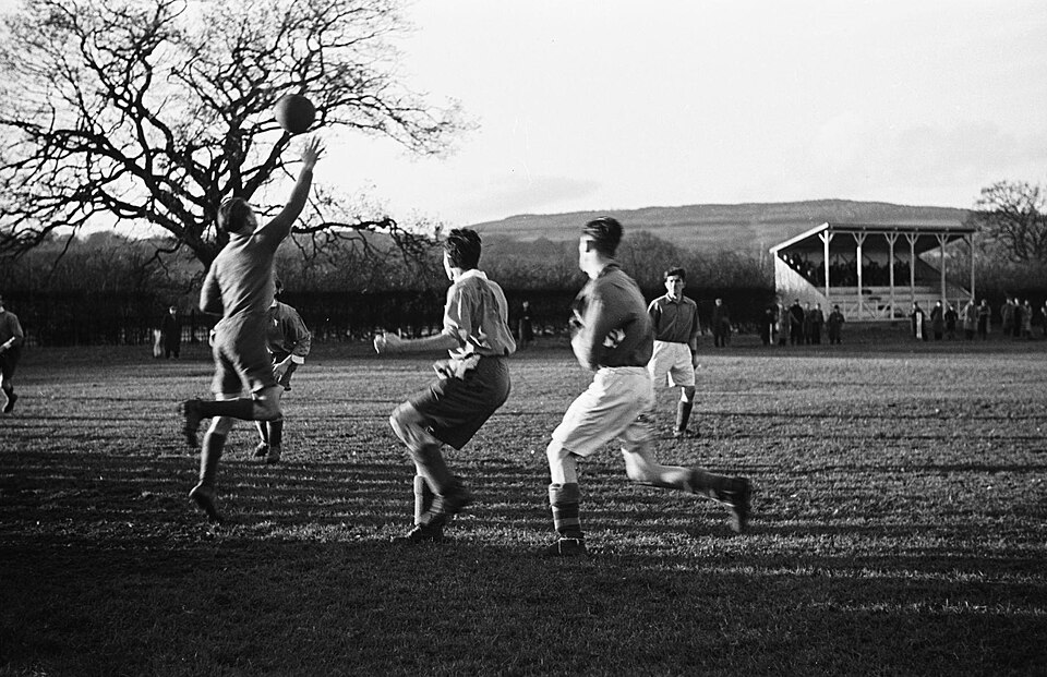 Hinchas viendo un partido de Champions en un bar deportivo