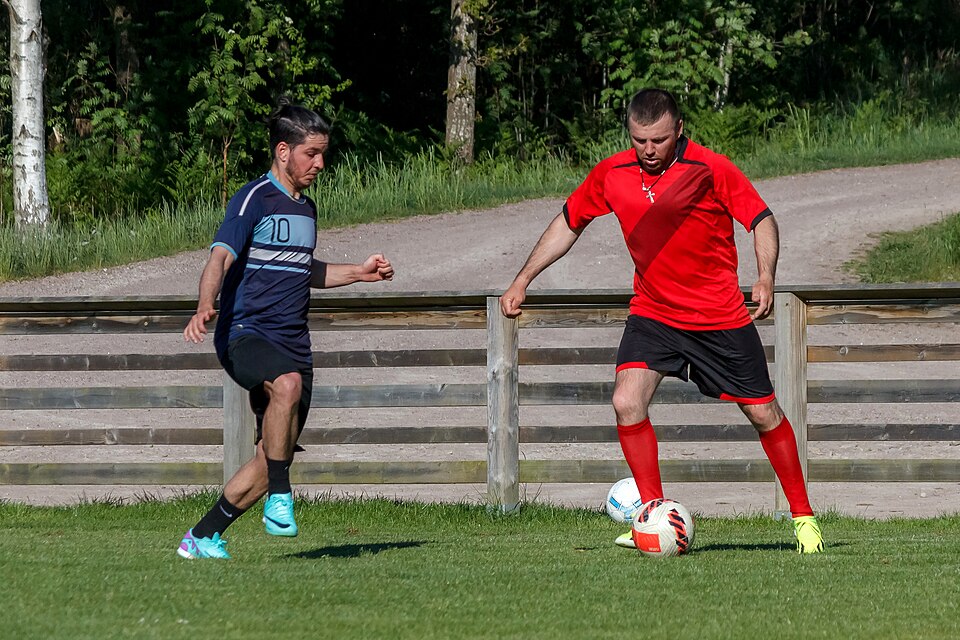 Banderín de córner en el borde del campo durante un partido intenso