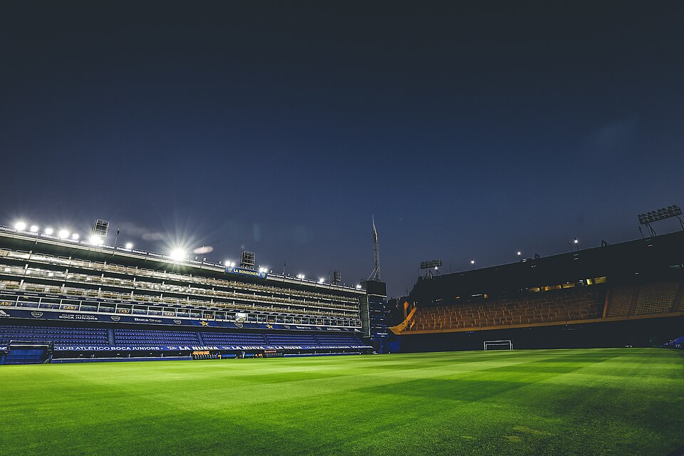 Vista nocturna del estadio de Lanús con las luces encendidas