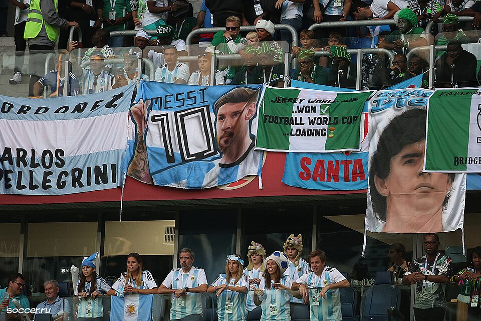 Hinchada con banderas durante un partido de fútbol argentino